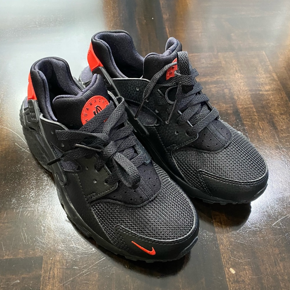 NIKE HUARACHE RUN GS YOUTH SIZE 5Y 
NEW BLACK HABANERO RED NWB